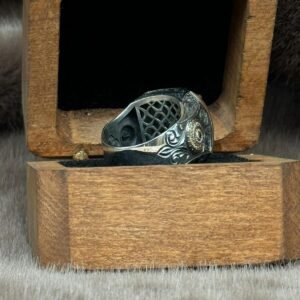 Yanları Selçuklu Motifli Olup Kare Modelin Üzerine Yerleştirilmiş Yeşil Kehribarlı 925 Ayar Gümüş Erkek Yüzüğü