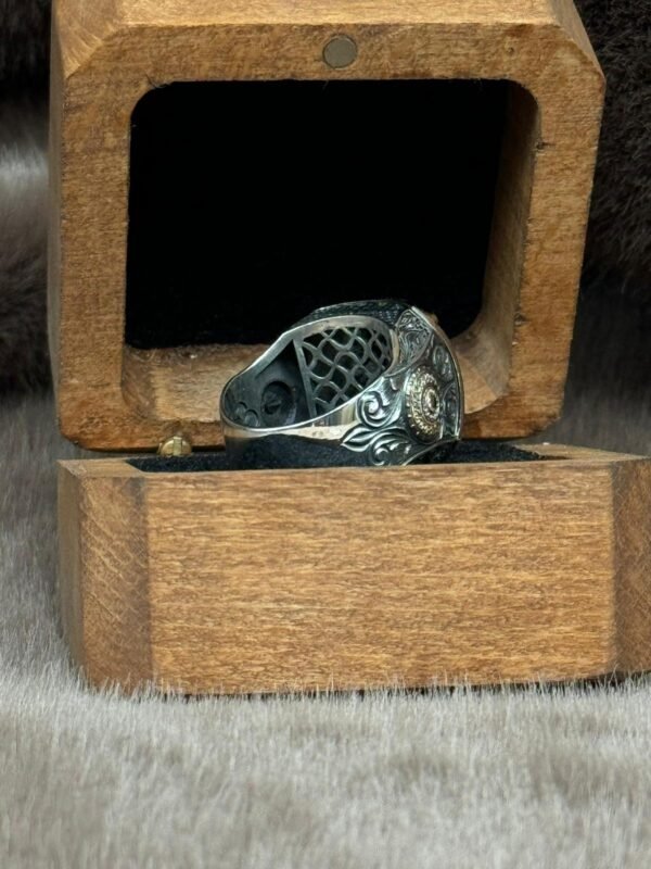 Yanları Selçuklu Motifli Olup Kare Modelin Üzerine Yerleştirilmiş Yeşil Kehribarlı 925 Ayar Gümüş Erkek Yüzüğü