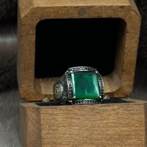 Yanları Selçuklu Motifli Olup Kare Modelin Üzerine Yerleştirilmiş Yeşil Kehribarlı 925 Ayar Gümüş Erkek Yüzüğü