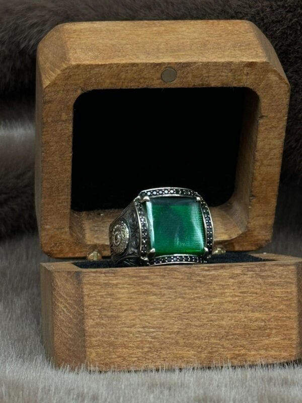 Yanları Selçuklu Motifli Olup Kare Modelin Üzerine Yerleştirilmiş Yeşil Kehribarlı 925 Ayar Gümüş Erkek Yüzüğü