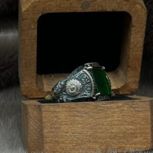 Yanları Selçuklu Motifli Olup Kare Modelin Üzerine Yerleştirilmiş Yeşil Kehribarlı 925 Ayar Gümüş Erkek Yüzüğü
