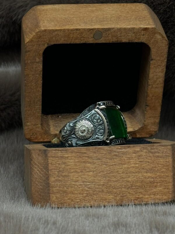Yanları Selçuklu Motifli Olup Kare Modelin Üzerine Yerleştirilmiş Yeşil Kehribarlı 925 Ayar Gümüş Erkek Yüzüğü