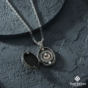 image_1950-74.webp 925 Ayar Oval Gravür Desenli Kurt Madalyon Kolye