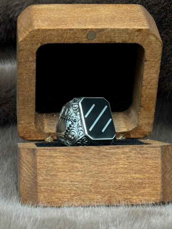 Üzerine Yargı Modelli ve Mine Kaplı 925 Ayar Gümüş Erkek Yüzüğü