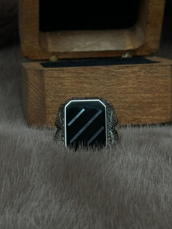 Üzerine Yargı Modelli ve Mine Kaplı 925 Ayar Gümüş Erkek Yüzüğü