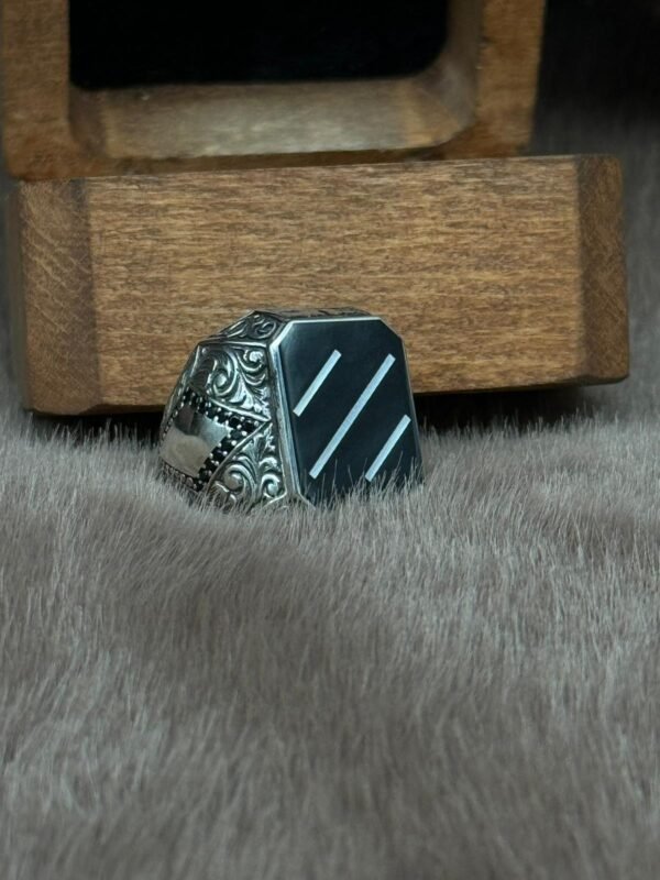 Üzerine Yargı Modelli ve Mine Kaplı 925 Ayar Gümüş Erkek Yüzüğü