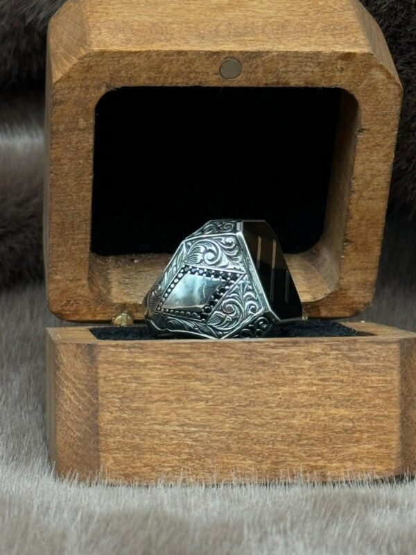 Üzerine Yargı Modelli ve Mine Kaplı 925 Ayar Gümüş Erkek Yüzüğü