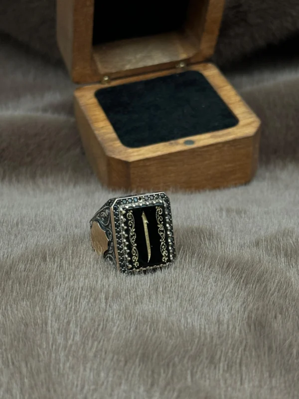 Kare Akik Üzerine İşlenmiş Elif Modeli 925 Ayar Gümüş Erkek Yüzüğü