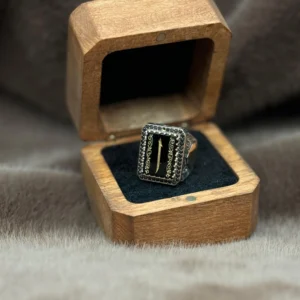 Kare Akik Üzerine İşlenmiş Elif Modeli 925 Ayar Gümüş Erkek Yüzüğü