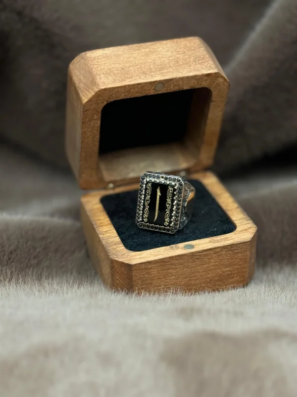 Kare Akik Üzerine İşlenmiş Elif Modeli 925 Ayar Gümüş Erkek Yüzüğü