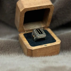 Kare Akik Üzerine İşlenmiş Elif Modeli 925 Ayar Gümüş Erkek Yüzüğü