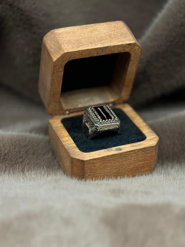 Kare Akik Üzerine İşlenmiş Elif Modeli 925 Ayar Gümüş Erkek Yüzüğü