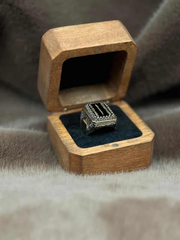 Kare Akik Üzerine İşlenmiş Elif Modeli 925 Ayar Gümüş Erkek Yüzüğü