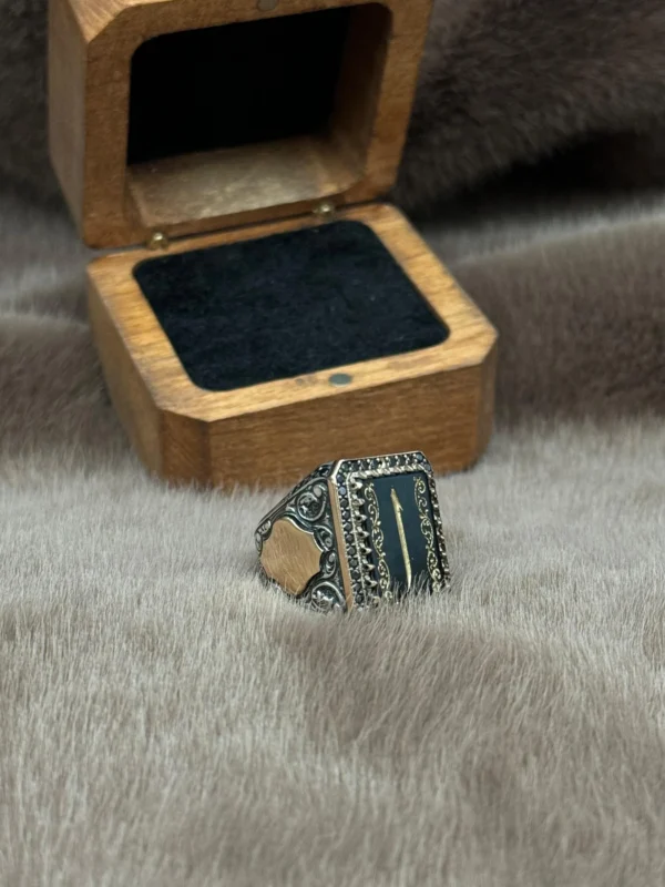 Kare Akik Üzerine İşlenmiş Elif Modeli 925 Ayar Gümüş Erkek Yüzüğü