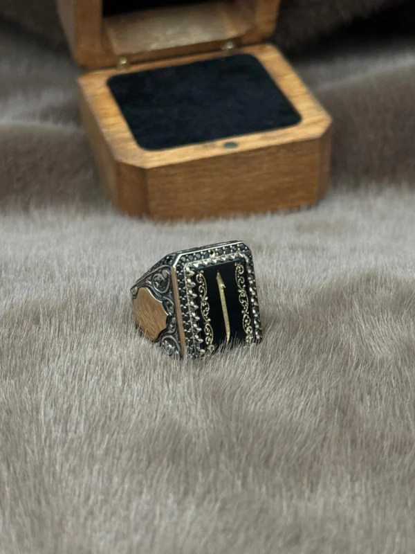 Kare Akik Üzerine İşlenmiş Elif Modeli 925 Ayar Gümüş Erkek Yüzüğü