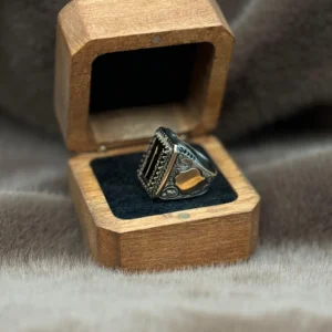 Kare Akik Üzerine İşlenmiş Elif Modeli 925 Ayar Gümüş Erkek Yüzüğü