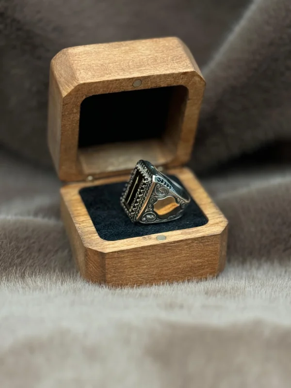 Kare Akik Üzerine İşlenmiş Elif Modeli 925 Ayar Gümüş Erkek Yüzüğü