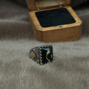 Kare Bombeli Akik Üzerine İşlenmiş ( HİÇ ) Modeli 925 Ayar Gümüş Erkek Yüzüğü