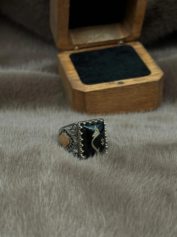 Kare Bombeli Akik Üzerine İşlenmiş ( HİÇ ) Modeli 925 Ayar Gümüş Erkek Yüzüğü