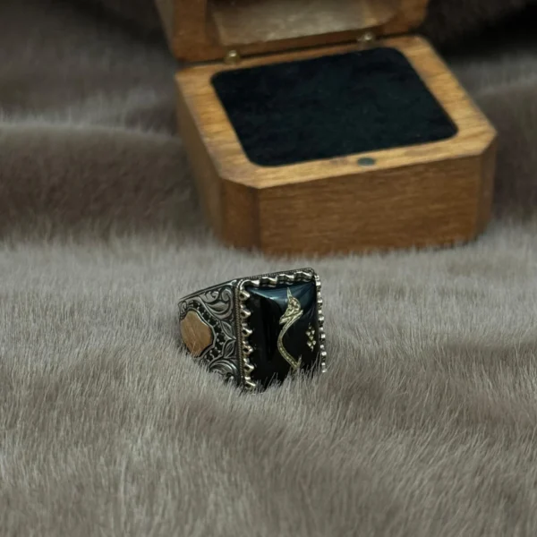 Kare Bombeli Akik Üzerine İşlenmiş ( HİÇ ) Modeli 925 Ayar Gümüş Erkek Yüzüğü