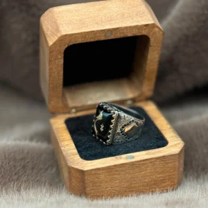 Kare Bombeli Akik Üzerine İşlenmiş ( HİÇ ) Modeli 925 Ayar Gümüş Erkek Yüzüğü