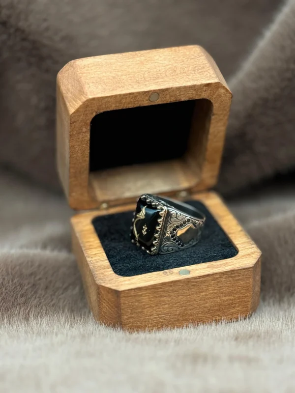 Kare Bombeli Akik Üzerine İşlenmiş ( HİÇ ) Modeli 925 Ayar Gümüş Erkek Yüzüğü