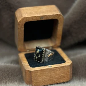 Kare Bombeli Akik Üzerine İşlenmiş ( HİÇ ) Modeli 925 Ayar Gümüş Erkek Yüzüğü