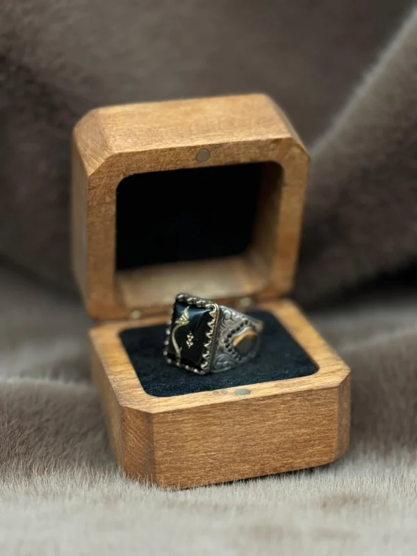 Kare Bombeli Akik Üzerine İşlenmiş ( HİÇ ) Modeli 925 Ayar Gümüş Erkek Yüzüğü