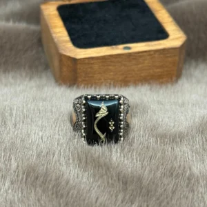 Kare Bombeli Akik Üzerine İşlenmiş ( HİÇ ) Modeli 925 Ayar Gümüş Erkek Yüzüğü