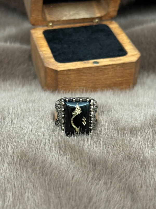 Kare Bombeli Akik Üzerine İşlenmiş ( HİÇ ) Modeli 925 Ayar Gümüş Erkek Yüzüğü