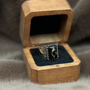 Kare Bombeli Akik Üzerine İşlenmiş ( HİÇ ) Modeli 925 Ayar Gümüş Erkek Yüzüğü