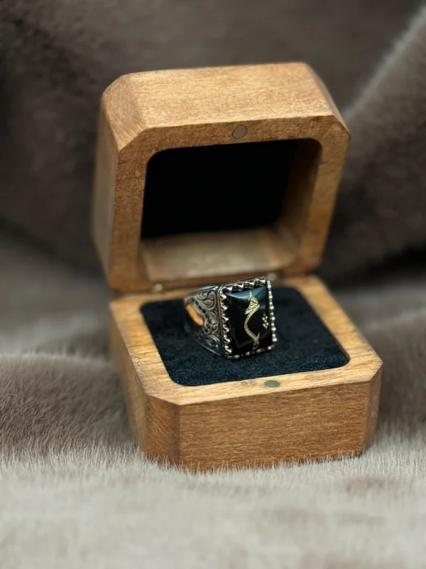 Kare Bombeli Akik Üzerine İşlenmiş ( HİÇ ) Modeli 925 Ayar Gümüş Erkek Yüzüğü