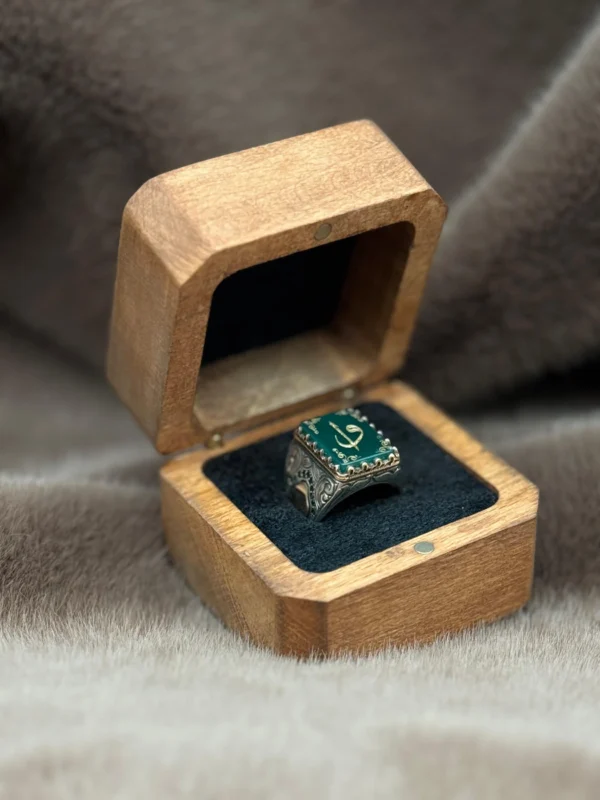 Kare Yeşil Akik Üzerine İşlenmiş Elifvav Sembolü 925 Ayar Gümüş Erkek Yüzüğü